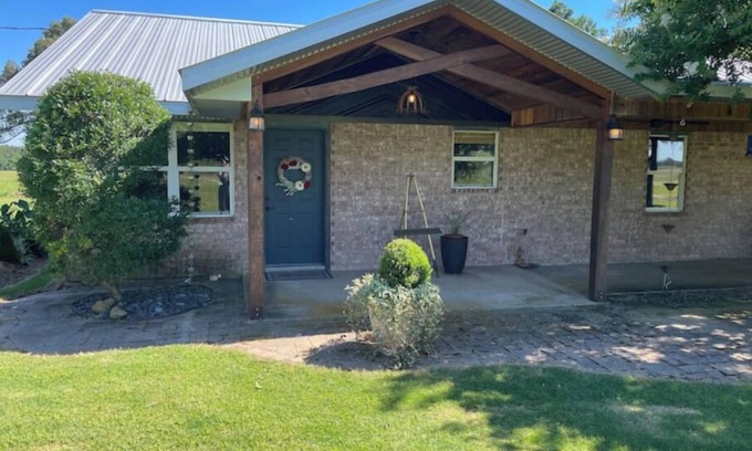 Detroit House | Meadow’s Edge Retreat - near Detroit, TXn