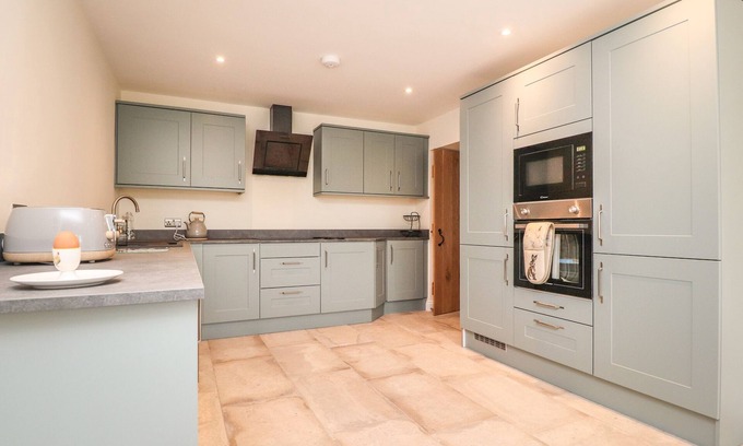 Wesham Cottage | MEADOWSIDE BARN, pet friendly, character holiday cottage in Kirkham