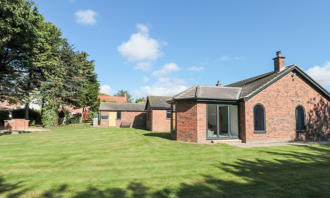 Weaverthorpe House | MEADOWSIDE, pet friendly, country holiday cottage in Weaverthorpe