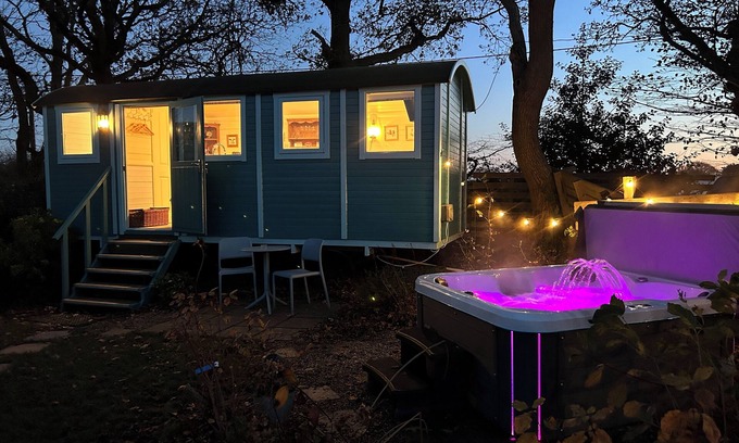 Cowbeech Cabin | Meadowsweet - luxury Shepherd's Hut, amazing views