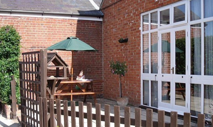 Horning Cottage | Meadowview Cottage - a cottage that sleeps 6 guests in 3 bedrooms