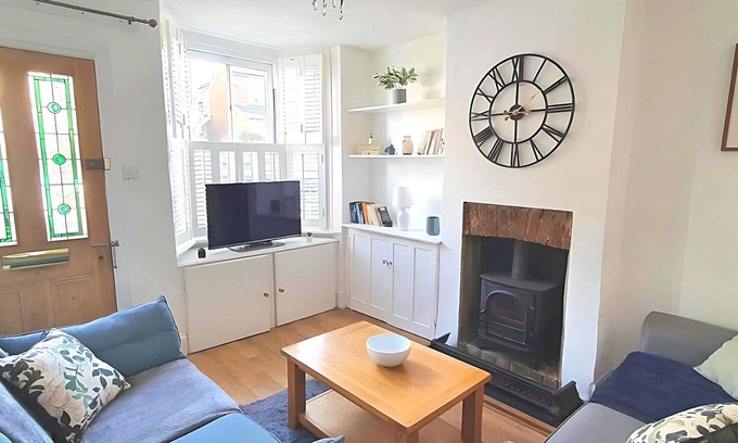 Reigate House | Meadvale - Lovely 3 Bed Victorian House