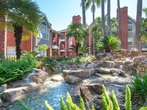 Astrodome Apartment | Med Center Charm 2br Haven