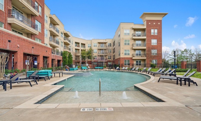 South Main Apartment | Med Center Luxury King Suite