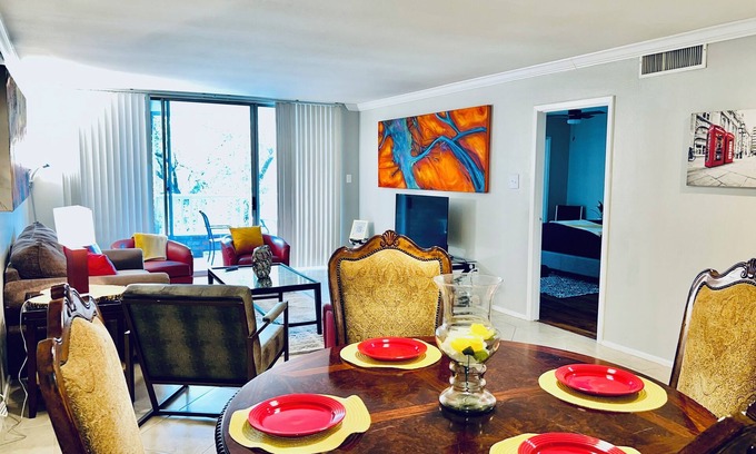 Southgate Apartment | Med Center & NRG Cozy Chic City Condo