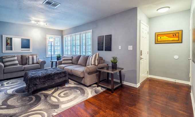 Braeswood Place House | Med Center, NRG, Galleria, Downtown 3 Bedroom+ 2 Bath sleeps 8