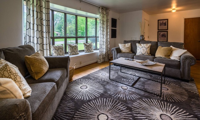 Braeswood Place House | Med Center, NRG, Galleria, Downtown 3 Bedroom+Study 2 Bath sleeps 8