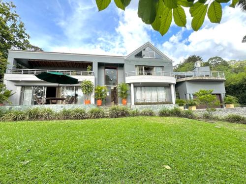 Envigado Villa | Medellin Mansion 680 m2 with pool and steam room