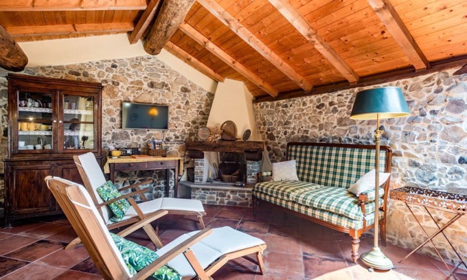 Borghetto di Vara Apartment | Medieval Getaway! Apuan Alps Lovely Attic x4