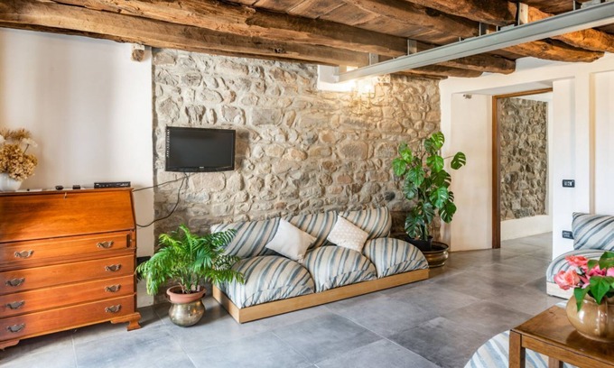 Borghetto di Vara Apartment | Medieval Getaway! Apuan Alps Authentic Apt x4