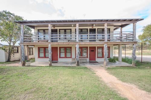Medina Hotel | Medina River Oaks Courts