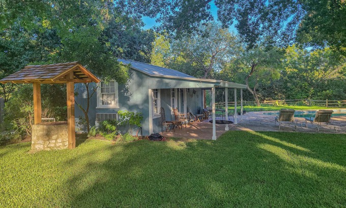 Castroville Cottage | Medina River & Pool Hüs - Historic Tiny Cottage - River, Creek, Pool & Patio