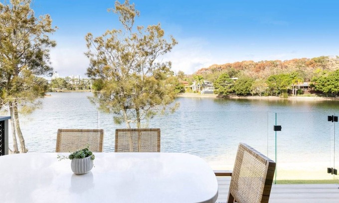 Burleigh Waters House | Mediterranean Villa by the lake, 5 minutes to Burleigh Heads