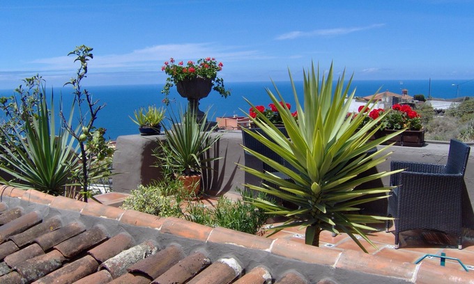 El Guincho Apartment | Mediterranean holiday home with small patio-terrace