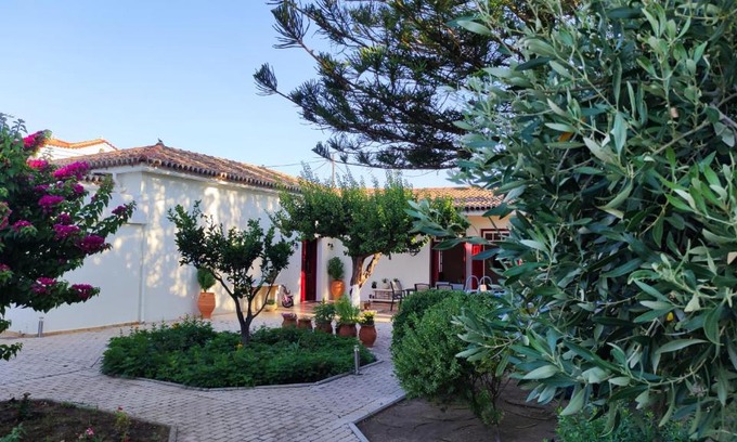 Karlovassi Villa | Mediterranean house with beautiful garden