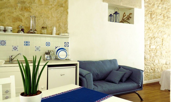 Ragusa House | Mediterranean-style house, exposed stones, handmade furnishings