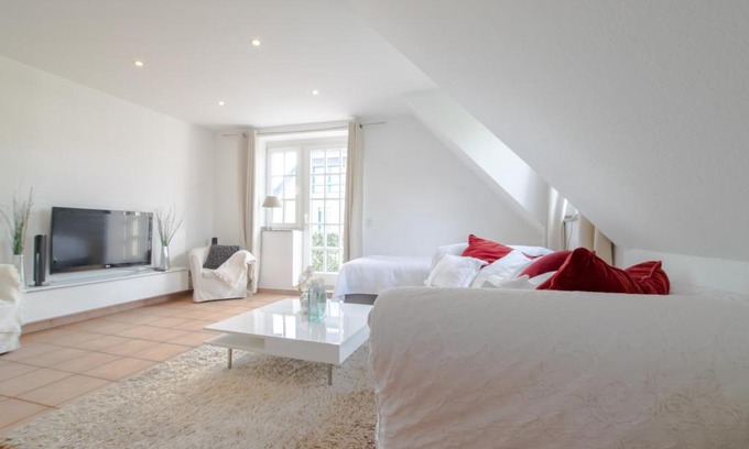 Buderich Apartment | Meerbusch Apartments - 3 Room Apartment with Balcony - 20 Min Messe DUS