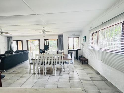 Umzumbe House | Meet U at the Beach Family Home Umzumbe