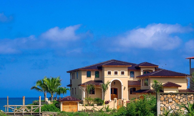 Manglaralto Apartment | Meet us on where the sun kisses the waves: at Moonlight Apartment!
