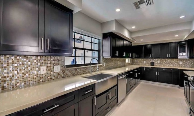 Palmetto Estates House | Mega home with Jacuzzi & heated pool GameRoom 10BR in Miami