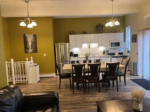 Union City Apartment | Mega Stunning Skyline View - APT 4-5 Combination - 6 Bedroom - Sleeps 25 - 15 mins to NYC