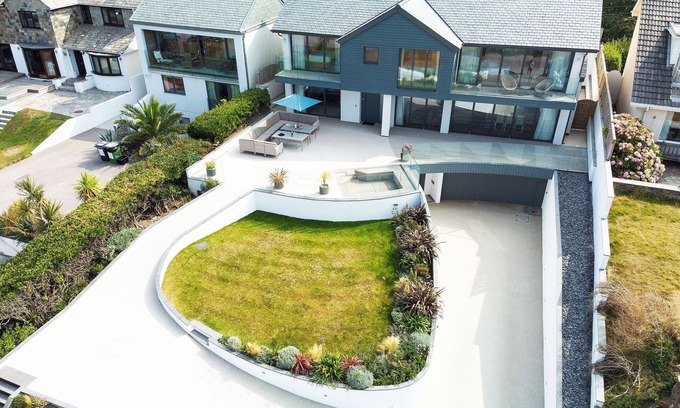 Trebetherick House | MEGIZZY, pet friendly, country holiday cottage in Polzeath