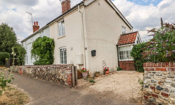 Drayton House | MEGS COTTAGE, pet friendly, with a garden in Norwich