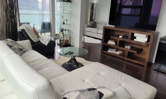 Toronto Entertainment District Apartment | mehri suites