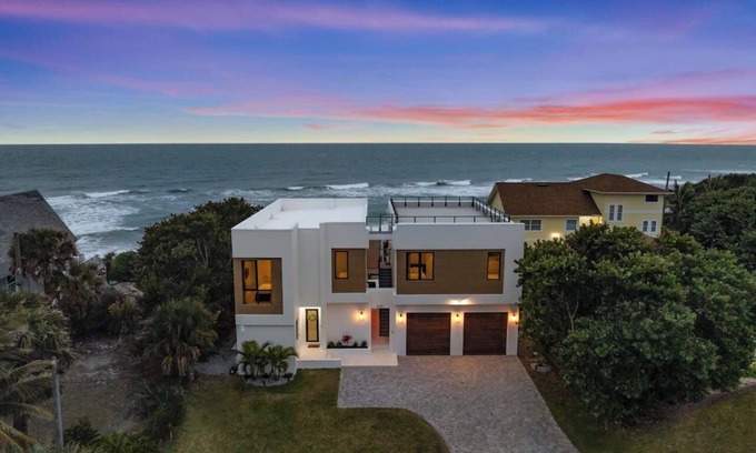 New Melbourne Beach House | Melbourne Oasis: Beach access, pool & rooftop deck