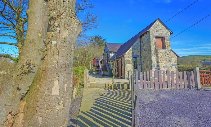 Dinas Cottage | MELIN Y CIM, pet friendly, character holiday cottage in Caernarfon