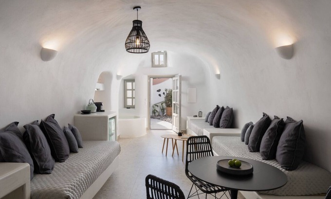 Megalochori Villa | Meliti Cave Suite