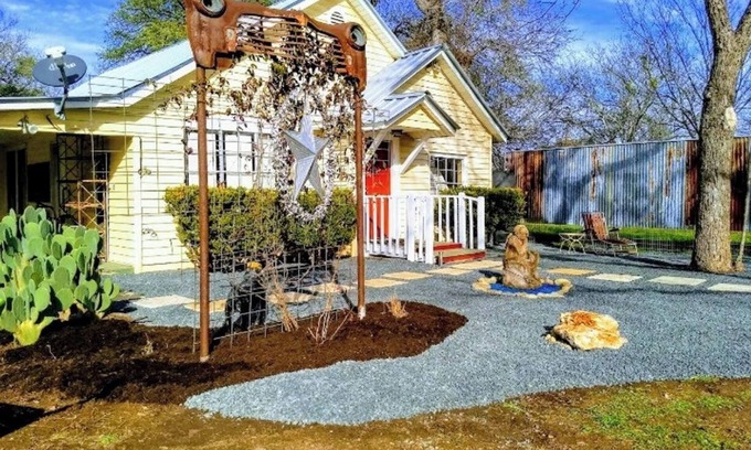 Marble Falls House | MELLOW YELLOW GUESTHOUSE