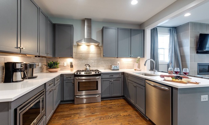 Edgehill Cottage | Melodic Skyline - Rooftop Views - 12th S District