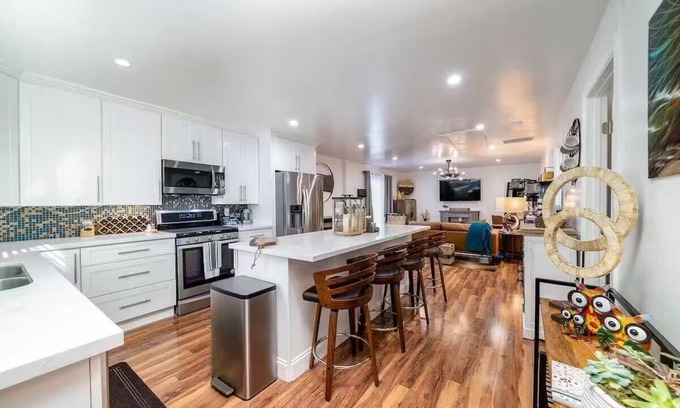 Vista House | Melrose 2 BR w/large kitchen + fireplace + patio