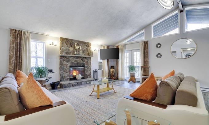 East Stroudsburg House | Melrose Mountain Home - Hot Tub l Sauna l Lake