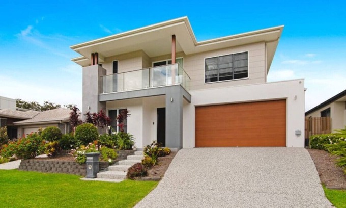 Pimpama House | Melville · 5 brm Luxury Family Home, Close to Theme Parks, Golf Club, Beaches