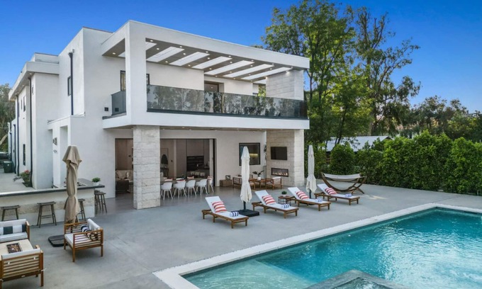 Tarzana House | Melvin Modern: Contemporary Estate w/Backyard + Pool & Spa
