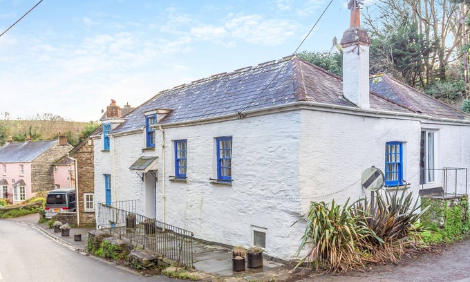 Little Petherick House | Melyn Wood Cottage - Five Bedroom House, Sleeps 10