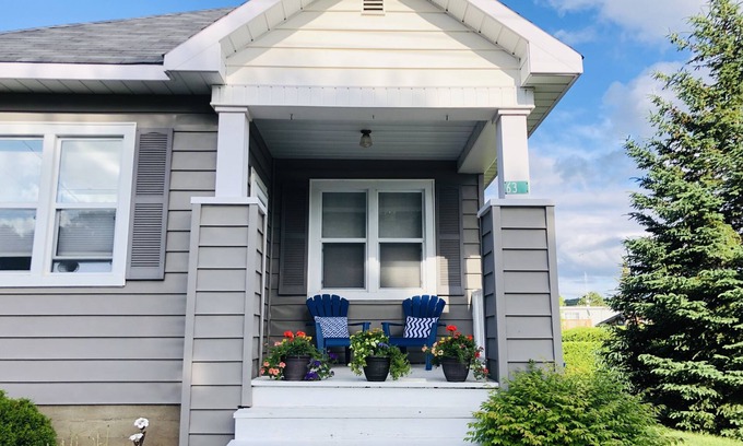 Barry's Bay House | ‘Memories’ Cottage in the Heart of Barry's Bay