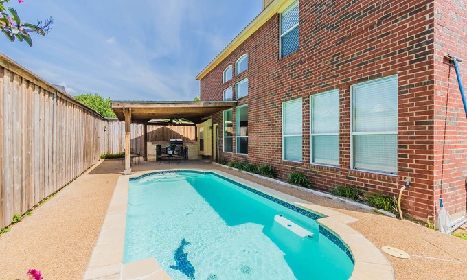 McKinney House | Memories Historic down town , w/pool,foo ball, & skee-ball