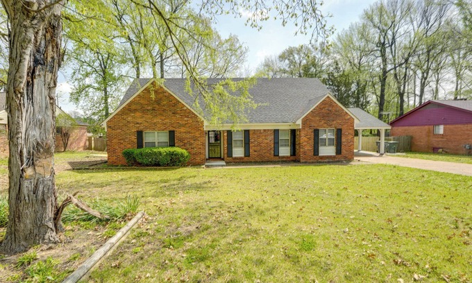 Whitehaven Cottage | Memphis Vacation Rental - Walk to Graceland!