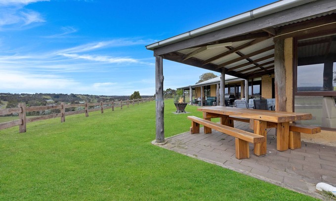 Bumberrah House | Meningie Homestead: Enjoy a country getaway on the banks of the Tambo River