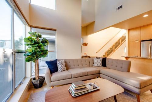 Menlo Park Apartment | Menlo Park 3br w balcony garden nr shops SFO-1528