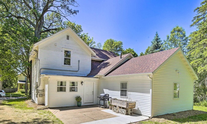 Menomonie Apartment | Menomonie Apartment: Walk to Lake Monomin!