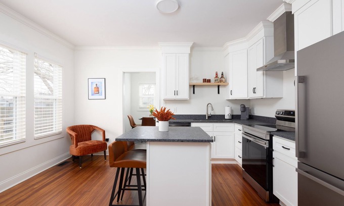 Lexington House | Mentelle Park Place- Clean Home-Walk to Breweries.