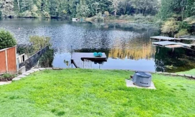 Florence House | Mercer Lakefront with dock, hot tub, pedal boat -Moonshadow Retreat