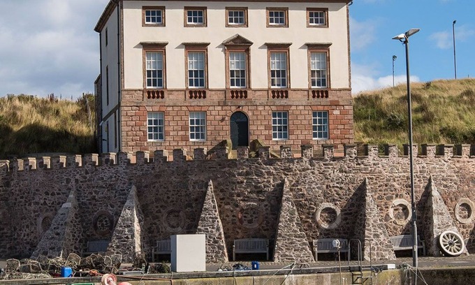 Eyemouth House | Merchant's House LARGE two floor apartment in georgian house Eyemouth Harbour.