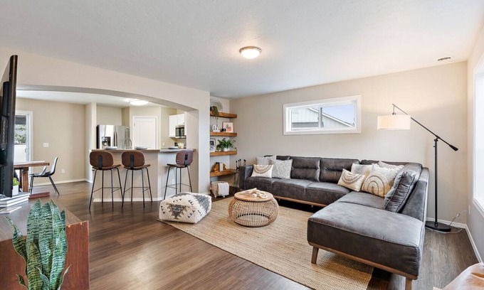 Meridian House | 🌞 Meridian BNB - 4BR/2.5BA Huge Backyard: Near Eagle, Star, Boise, The Village