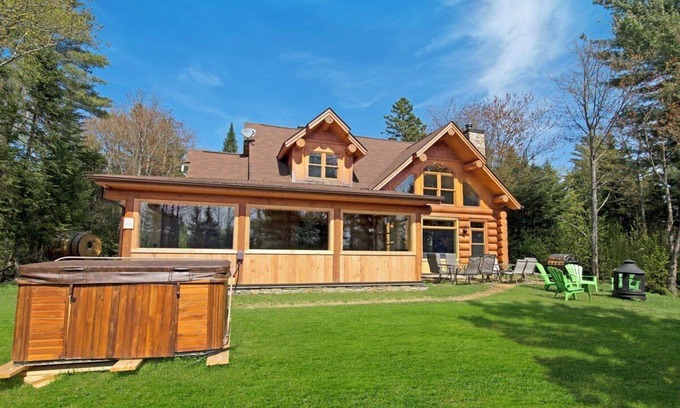 Fiddler Lake Resort Ski Chalet | Merle Bleu :Spa & lake access