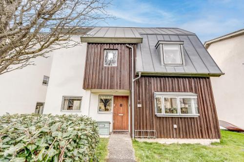 Cirencester House | Merlin House at Lower Mill Estate A gorgeous home with lake access, air conditioning and luxury spa access